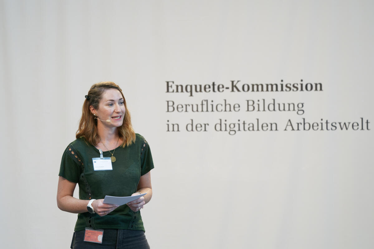 Die Enquete-Kommission „Berufliche Bildung in der digitalen Arbeitswelt" stellt in einer hybriden Veranstaltung ihren Abschlussbericht vor. Moderatorin begrüßt alle Teilnehmer zu Beginn der Veranstaltung. Die Enquete-Kommission „Berufliche Bildung in der digitalen Arbeitswelt" stellt in einer hybriden Veranstaltung ihren Abschlussbericht vor. Moderatorin begrüßt alle Teilnehmer zu Beginn der Veranstaltung.