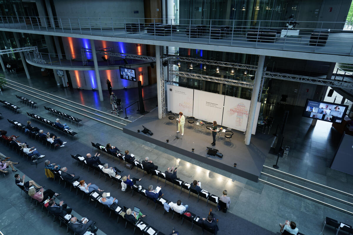 Die Enquete-Kommission „Berufliche Bildung in der digitalen Arbeitswelt" stellt in einer hybriden Veranstaltung ihren Abschlussbericht vor. Ausschussvorsitzende Antje Lezius, CDU/CSU, MdB, hält ihre Begrüßungsrede auf der Bühne vor dem Publikum. Übersicht der Veranstaltung in der Halle des Paul-Löbe-Hauses. Die Enquete-Kommission „Berufliche Bildung in der digitalen Arbeitswelt" stellt in einer hybriden Veranstaltung ihren Abschlussbericht vor. Ausschussvorsitzende Antje Lezius, CDU/CSU, MdB, hält ihre Begrüßungsrede auf der Bühne vor dem Publikum. Übersicht der Veranstaltung in der Halle des Paul-Löbe-Hauses.