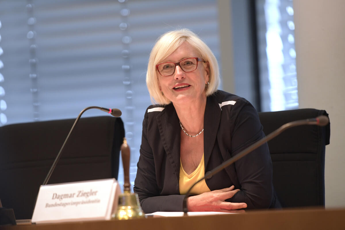 Konstituierende Sitzung der Kommission zur Reform des Bundeswahlrechts und zur Modernisierung der Parlamentsarbeit. Hier: Bundestagsvizepräsidentin Dagmar Ziegler, SPD, MdB. Ziegler, Dagmar Konstituierende Sitzung der Kommission zur Reform des Bundeswahlrechts und zur Modernisierung der Parlamentsarbeit. Hier: Bundestagsvizepräsidentin Dagmar Ziegler, SPD, MdB.