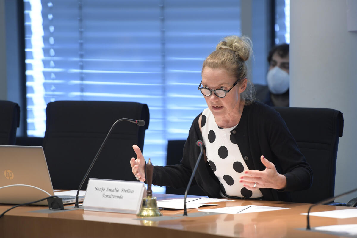 Konstituierende Sitzung der Kommission zur Reform des Bundeswahlrechts und zur Modernisierung der Parlamentsarbeit. Hier die Vorsitzende Sonja Steffen, SPD, MdB. Steffen, Sonja Konstituierende Sitzung der Kommission zur Reform des Bundeswahlrechts und zur Modernisierung der Parlamentsarbeit. Hier die Vorsitzende Sonja Steffen, SPD, MdB.