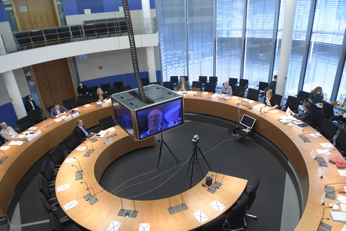 Konstituierende Sitzung der Kommission zur Reform des Bundeswahlrechts und zur Modernisierung der Parlamentsarbeit. Blick in den Sitzungssaal. Konstituierende Sitzung der Kommission zur Reform des Bundeswahlrechts und zur Modernisierung der Parlamentsarbeit. Blick in den Sitzungssaal.