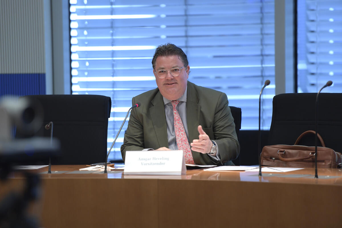 Konstituierende Sitzung der Kommission zur Reform des Bundeswahlrechts und zur Modernisierung der Parlamentsarbeit. Hier der Vorsitzende Ansgar Heveling, CDU/CSU, MdB. Heveling, Ansgar Konstituierende Sitzung der Kommission zur Reform des Bundeswahlrechts und zur Modernisierung der Parlamentsarbeit. Hier der Vorsitzende Ansgar Heveling, CDU/CSU, MdB.