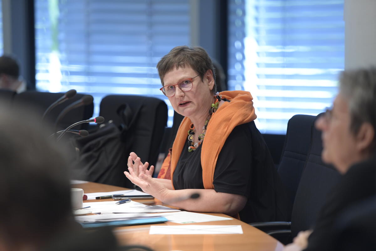 Konstituierende Sitzung der Kommission zur Reform des Bundeswahlrechts und zur Modernisierung der Parlamentsarbeit. Hier: Leni Breymaier, SPD, MdB. Breymaier, Leni Konstituierende Sitzung der Kommission zur Reform des Bundeswahlrechts und zur Modernisierung der Parlamentsarbeit. Hier: Leni Breymaier, SPD, MdB.
