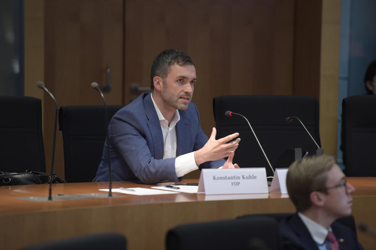 Konstituierende Sitzung der Kommission zur Reform des Bundeswahlrechts und zur Modernisierung der Parlamentsarbeit. Hier: Konstantin Kuhle, FDP, MdB. Kuhle, Konstantin Elias Konstituierende Sitzung der Kommission zur Reform des Bundeswahlrechts und zur Modernisierung der Parlamentsarbeit. Hier: Konstantin Kuhle, FDP, MdB.