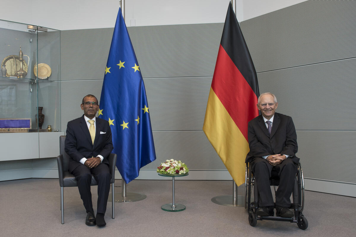 Bundestagspräsident Dr. Wolfgang Schäuble (r), CDU/CSU, MdB, empfängt den Parlamentspräsidenten der Republik Malediven, Herrn Mohamed Nasheed, zu einem Gespräch. Schäuble, Wolfgang Bundestagspräsident Dr. Wolfgang Schäuble (r), CDU/CSU, MdB, empfängt den Parlamentspräsidenten der Republik Malediven, Herrn Mohamed Nasheed, zu einem Gespräch.