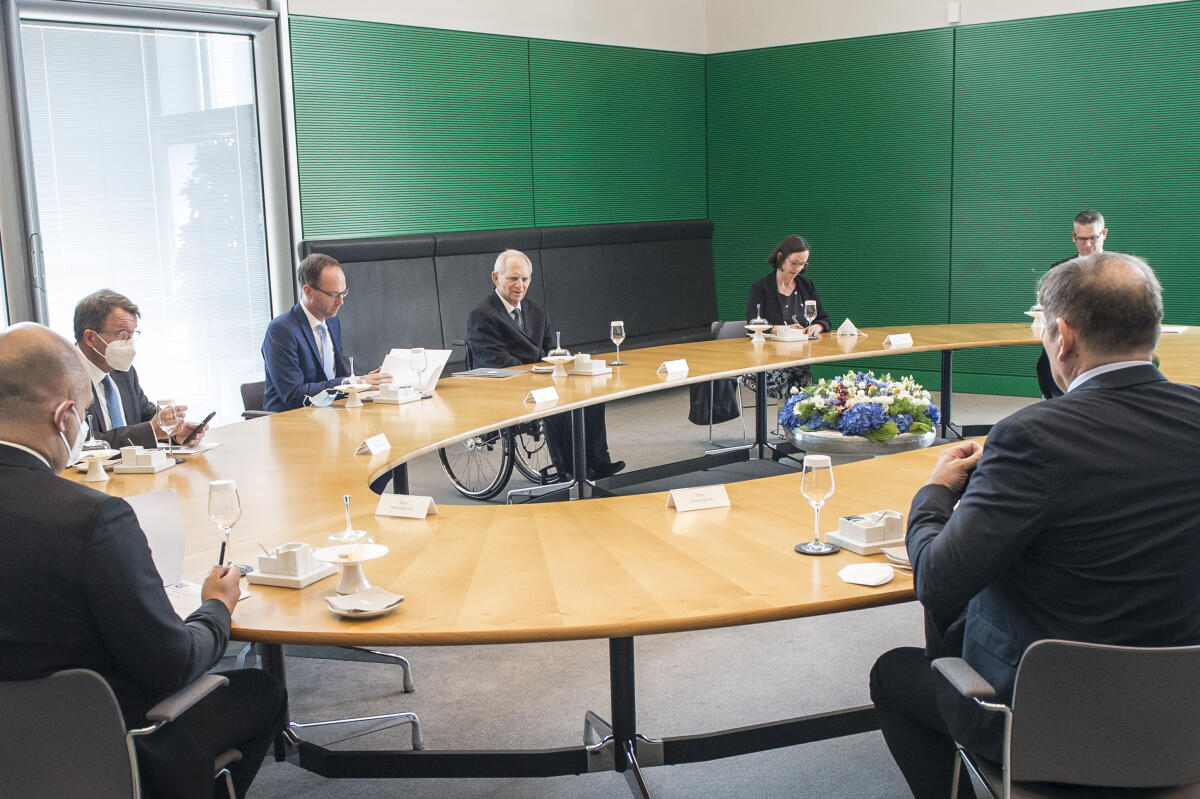 Bundestagspräsident Dr. Wolfgang Schäuble (4.vr), CDU/CSU, MdB, empfängt den Parlamentspräsidenten Serbiens, Ivica Dačić, zu einem Gespräch. Bundestagspräsident Dr. Wolfgang Schäuble (4.vr), CDU/CSU, MdB, empfängt den Parlamentspräsidenten Serbiens, Ivica Dačić, zu einem Gespräch.