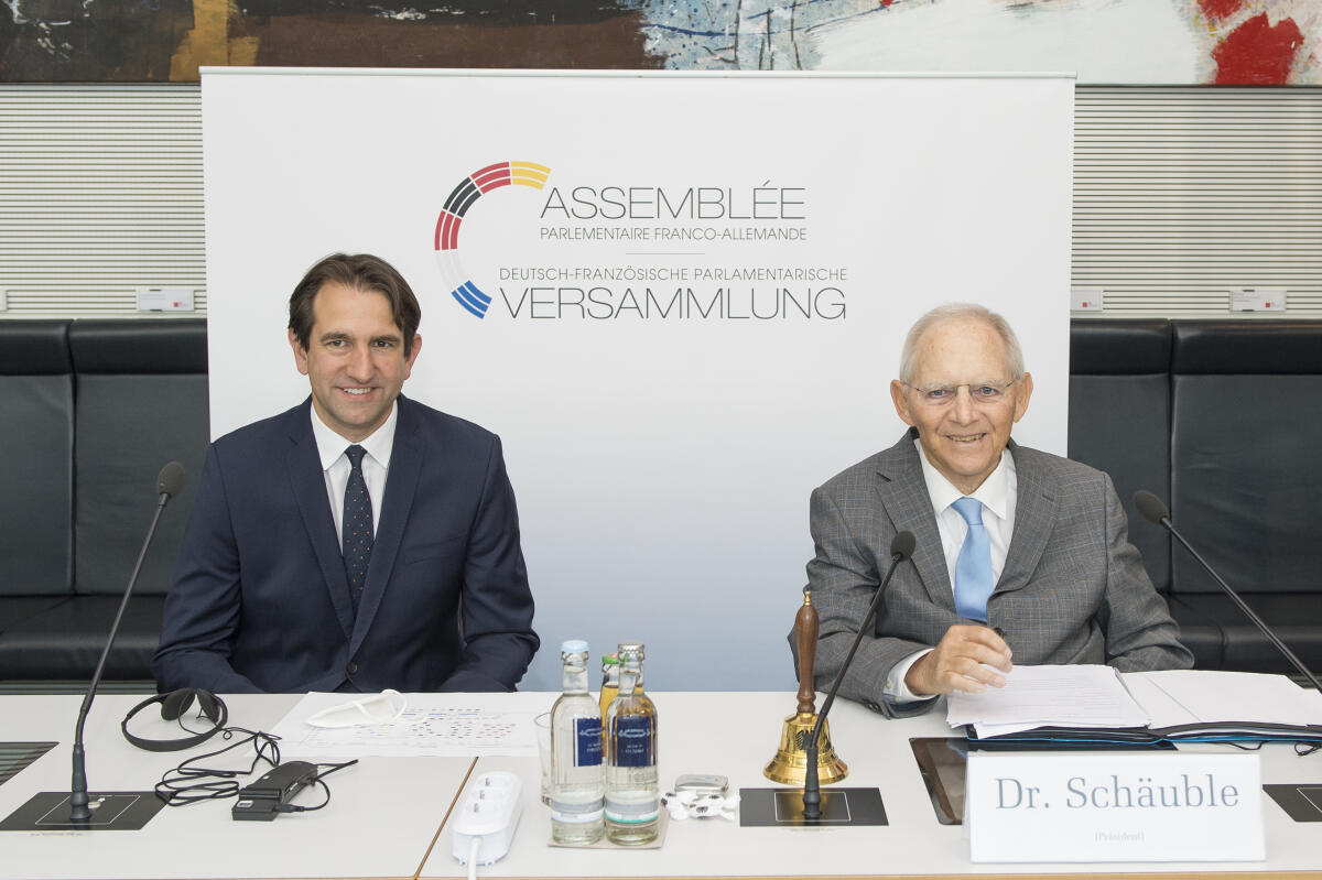Videokonferenz der Deutsch-Französischen Parlamentarischen Versammlung - Vorsitzender Andreas Jung (l), CDU/CSU, MdB, und Bundestagspräsident Dr. Wolfgang Schäuble (r), CDU/CSU, MdB. Schäuble, Wolfgang; Jung, Andreas Videokonferenz der Deutsch-Französischen Parlamentarischen Versammlung - Vorsitzender Andreas Jung (l), CDU/CSU, MdB, und Bundestagspräsident Dr. Wolfgang Schäuble (r), CDU/CSU, MdB.