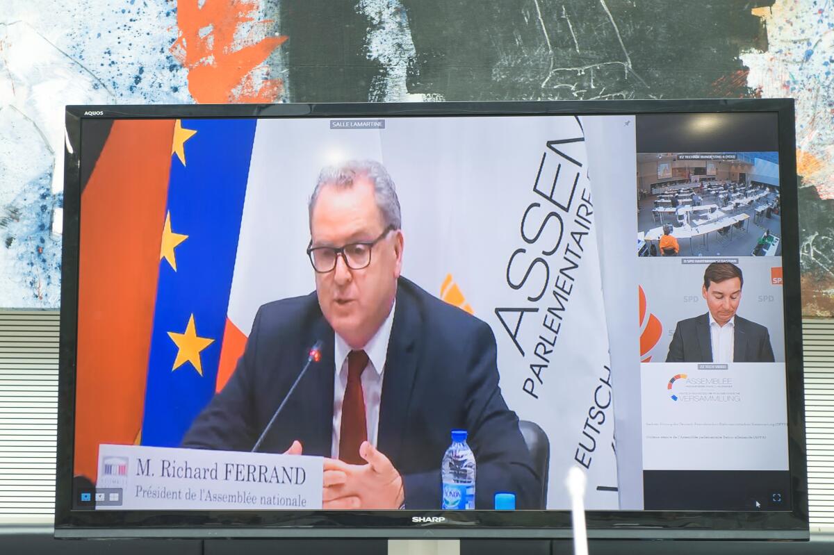 Videokonferenz der Deutsch-Französischen Parlamentarischen Versammlung - Präsident der Assemblée nationale Richard Ferrand (auf dem Bildschirm), ist zugeschaltet. Ferrand, Richard Videokonferenz der Deutsch-Französischen Parlamentarischen Versammlung - Präsident der Assemblée nationale Richard Ferrand (auf dem Bildschirm), ist zugeschaltet.