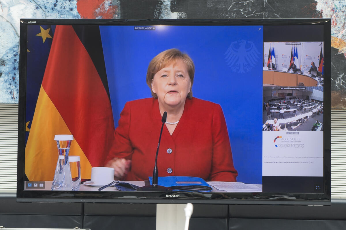 Videokonferenz der Deutsch-Französischen Parlamentarischen Versammlung - Bundeskanzlerin Angela Merkel (auf dem Bildschirm), CDU/CSU, MdB, ist zugeschaltet. Merkel, Angela Videokonferenz der Deutsch-Französischen Parlamentarischen Versammlung - Bundeskanzlerin Angela Merkel (auf dem Bildschirm), CDU/CSU, MdB, ist zugeschaltet.