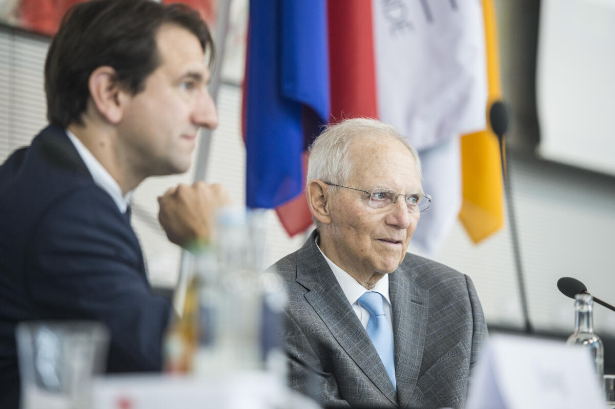 Videokonferenz der Deutsch-Französischen Parlamentarischen Versammlung - Vorsitzender Andreas Jung (l), CDU/CSU, MdB, und Bundestagspräsident Dr. Wolfgang Schäuble (r), CDU/CSU, MdB. Schäuble, Wolfgang; Jung, Andreas Videokonferenz der Deutsch-Französischen Parlamentarischen Versammlung - Vorsitzender Andreas Jung (l), CDU/CSU, MdB, und Bundestagspräsident Dr. Wolfgang Schäuble (r), CDU/CSU, MdB.