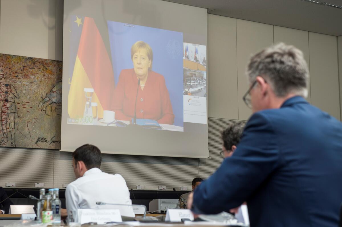 Videokonferenz der Deutsch-Französischen Parlamentarischen Versammlung - Bundeskanzlerin Angela Merkel (auf dem Bildschirm), CDU/CSU, MdB, ist zugeschaltet. Merkel, Angela Videokonferenz der Deutsch-Französischen Parlamentarischen Versammlung - Bundeskanzlerin Angela Merkel (auf dem Bildschirm), CDU/CSU, MdB, ist zugeschaltet.