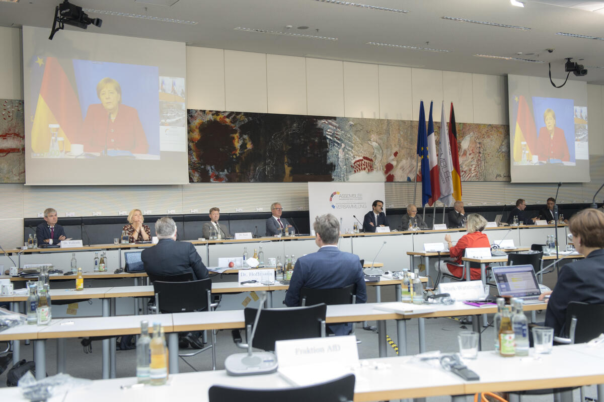 Videokonferenz der Deutsch-Französischen Parlamentarischen Versammlung - Bundeskanzlerin Angela Merkel (auf dem Bildschirm), CDU/CSU, MdB, ist zugeschaltet. Merkel, Angela Videokonferenz der Deutsch-Französischen Parlamentarischen Versammlung - Bundeskanzlerin Angela Merkel (auf dem Bildschirm), CDU/CSU, MdB, ist zugeschaltet.