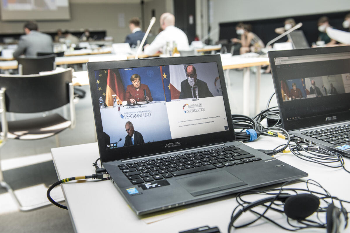 Videokonferenz der Deutsch-Französischen Parlamentarischen Versammlung - Premierminister von Frankreich, Jean Castex (rechts oben), Bundeskanzlerin Angela Merkel (links oben), CDU/CSU, MdB, und Bundestagspräsident Dr. Wolfgang Schäuble (links unten), CDU/CSU, MdB, auf dem Bildschirm der Übertragungstechnik. Schäuble, Wolfgang; Merkel, Angela; Ferrand, Richard Videokonferenz der Deutsch-Französischen Parlamentarischen Versammlung - Premierminister von Frankreich, Jean Castex (rechts oben), Bundeskanzlerin Angela Merkel (links oben), CDU/CSU, MdB, und Bundestagspräsident Dr. Wolfgang Schäuble (links unten), CDU/CSU, MdB, auf dem Bildschirm der Übertragungstechnik.
