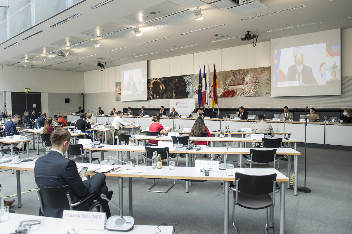 Videokonferenz der Deutsch-Französischen Parlamentarischen Versammlung - Jean Castex (auf dem Bildschirm), Premierminister von Frankreich, ist zugeschaltet. Videokonferenz der Deutsch-Französischen Parlamentarischen Versammlung - Jean Castex (auf dem Bildschirm), Premierminister von Frankreich, ist zugeschaltet.