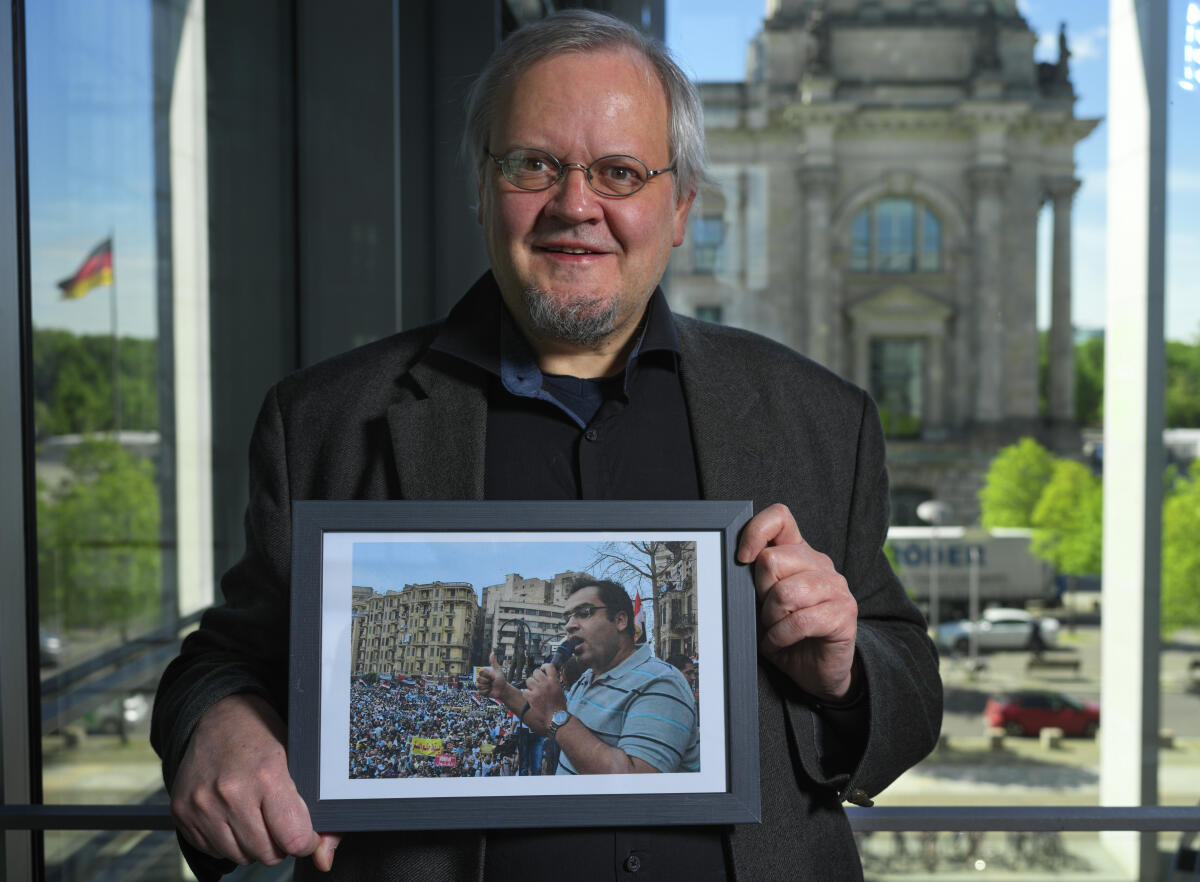 Pflüger, Tobias Tobias Pflüger, MdB, Die Linke mit einem Foto seines Schützlings im Rahmen der Serie Parlamentarier schützen Parlamentarier