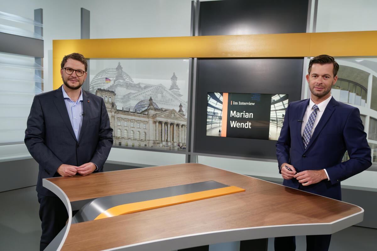 Marian Wendt, MdB, CDU (links) im Interview des Parlamentsfernsehens mit David Rohde (rechts) zur Übergabe des Petitionsberichts. Studio des Parlamentsfernsehens Wendt, Marian Marian Wendt, MdB, CDU (links) im Interview des Parlamentsfernsehens mit David Rohde (rechts) zur Übergabe des Petitionsberichts. Studio des Parlamentsfernsehens