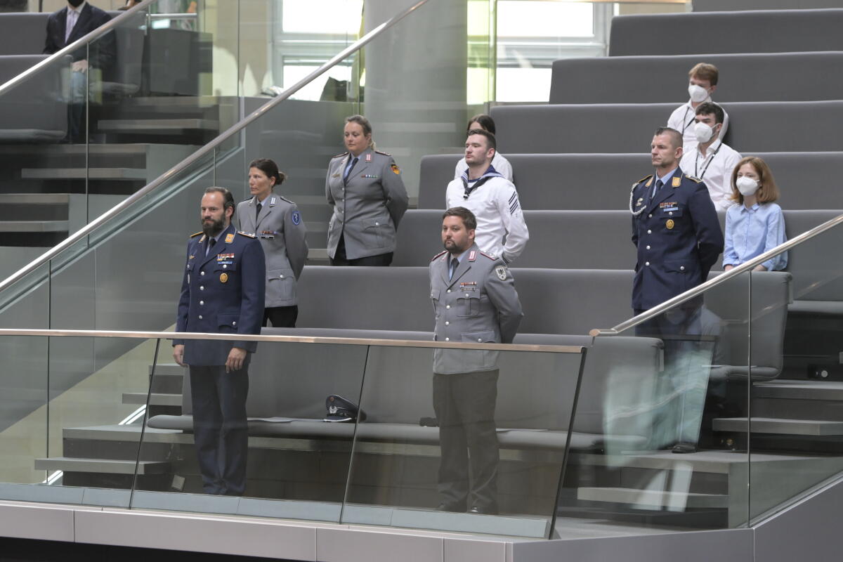  Soldaten verfolgen auf der Besuchertribüne die Debatte während der aktuellen Stunde zum geordneten Rückzug aus Afghanistan in der 235. Sitzung des Bundestages am 23. Juni 2021.