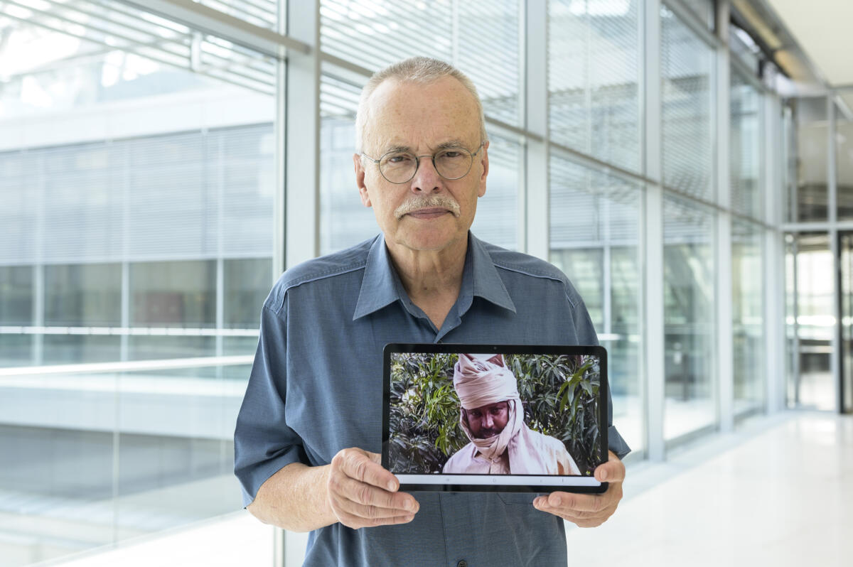 Kekeritz, Uwe Uwe Kekeritz, Bündnis 90/ Die Grünen, MdB, mit einem Foto seines Schützlings für die Serie "Parlamentarier schützen Parlamentarier", auf der Fraktionsebene.