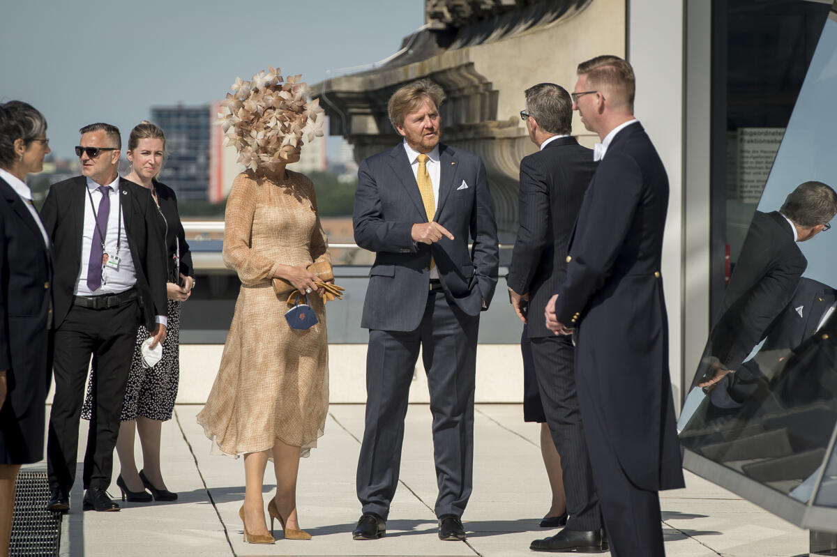 König Willem-Alexander und Königin Máxima der Niederlande (m) zu Besuch im Deutschen Bundestag - Besuch der Reichstagskuppel mit dem Protokoll des Deutschen Bundestages. König Willem-Alexander und Königin Máxima der Niederlande (m) zu Besuch im Deutschen Bundestag - Besuch der Reichstagskuppel mit dem Protokoll des Deutschen Bundestages.