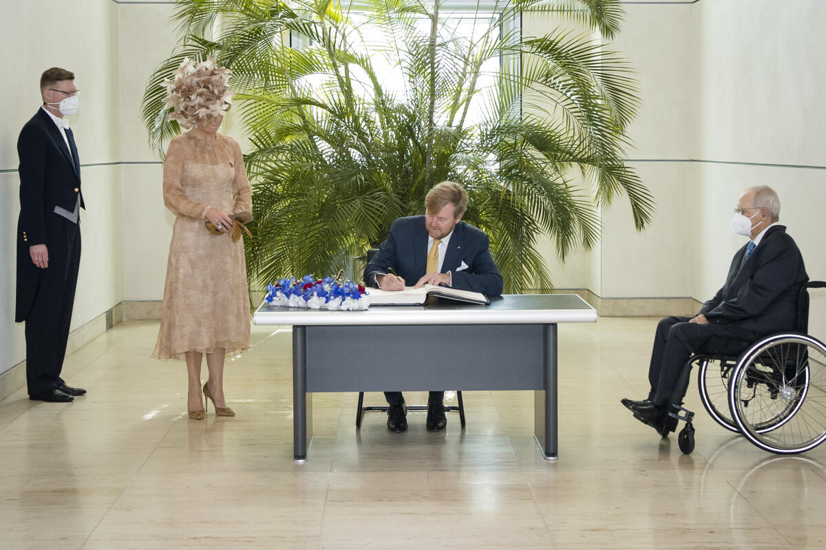 König Willem-Alexander (m) und Königin Máxima der Niederlande (2.vl) zu Besuch im Deutschen Bundestag - Eintragung in das Goldene Buch nach Empfang bei Bundestagspräsident Wolfgang Schäuble (r), CDU/CSU, MdB. Schäuble, Wolfgang König Willem-Alexander (m) und Königin Máxima der Niederlande (2.vl) zu Besuch im Deutschen Bundestag - Eintragung in das Goldene Buch nach Empfang bei Bundestagspräsident Wolfgang Schäuble (r), CDU/CSU, MdB.