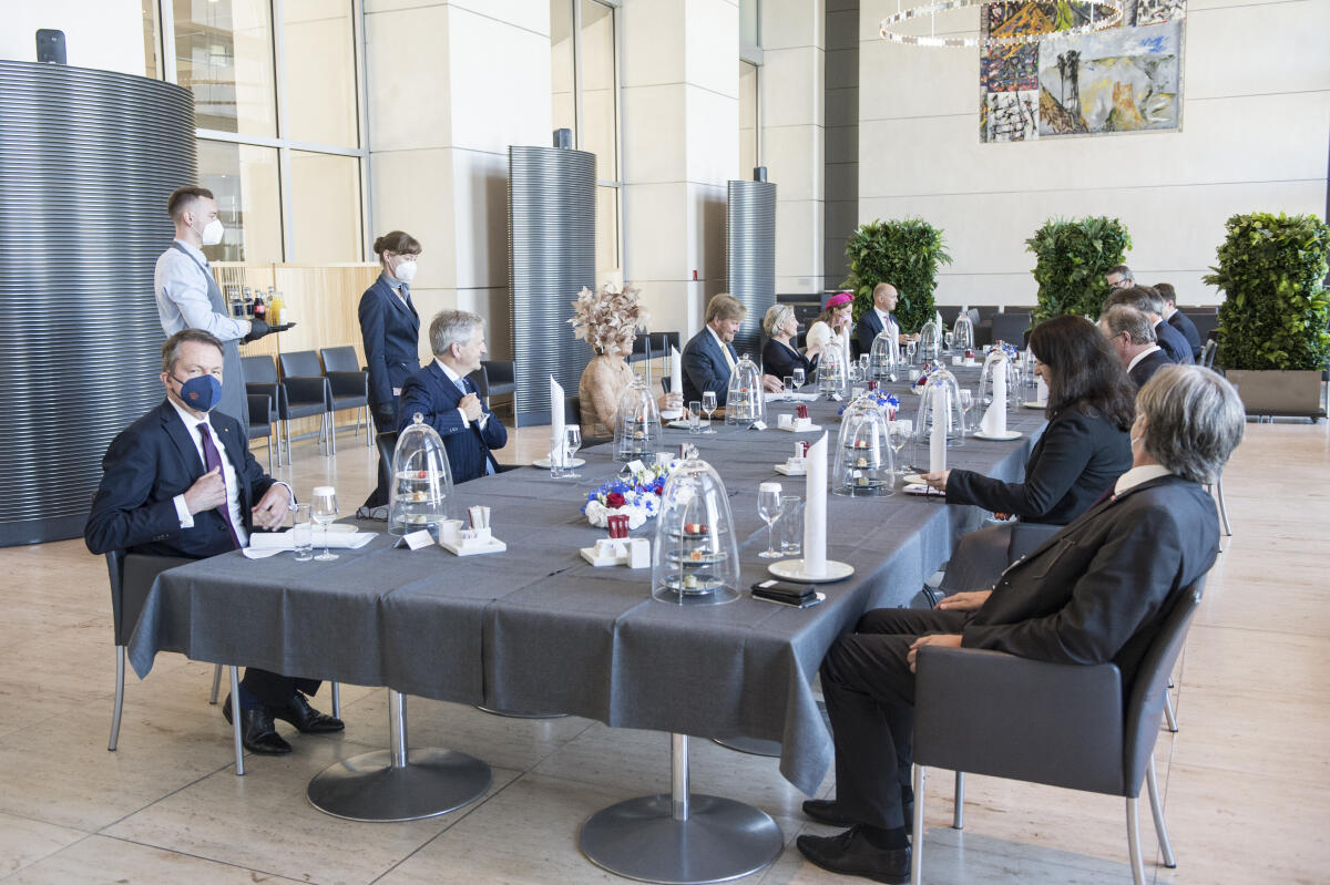  König Willem-Alexander und Königin Máxima der Niederlande zu Besuch im Deutschen Bundestag - Gespräch mit Mitgliedern des Vorstands der Parlamentariergruppe BENELUX im Abgeordnetenrestaurant.