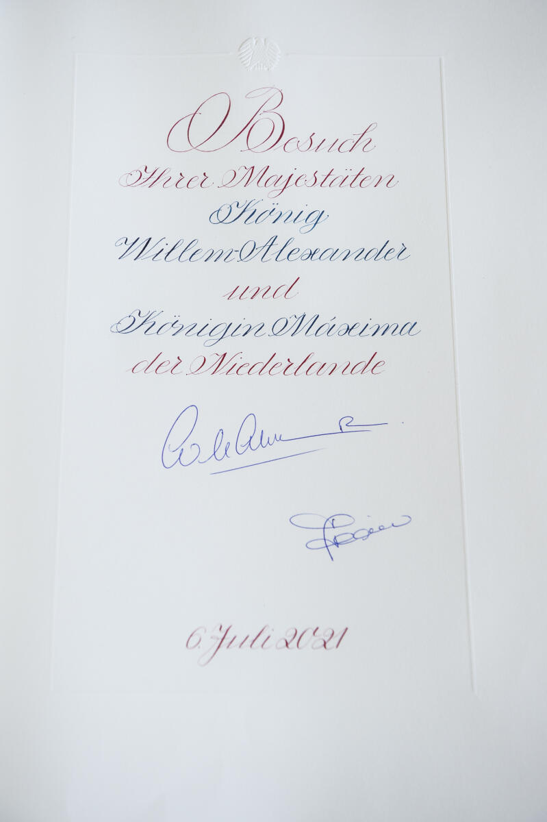  König Willem-Alexander und Königin Máxima der Niederlande zu Besuch im Deutschen Bundestag - Eintragung in das Goldene Buch.