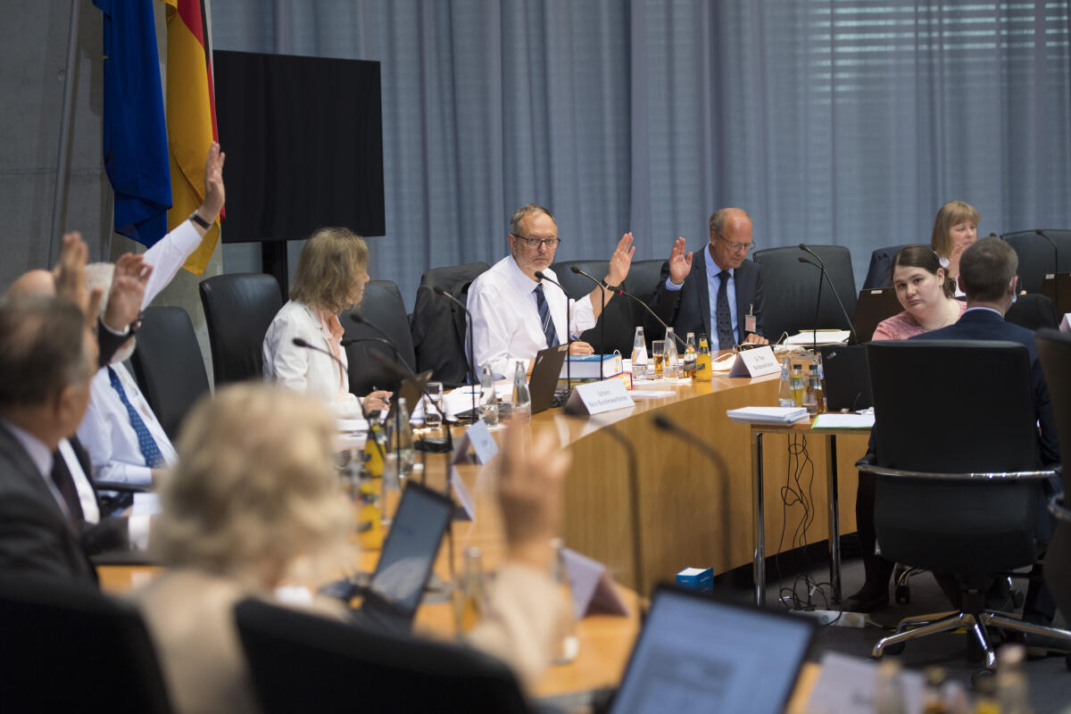 Bundeswahlleiter Dr. Georg Thiel eröffnet die Sitzung des Bundeswahlauschusses im Deutschen Bundestag. Thiel, Georg Bundeswahlleiter Dr. Georg Thiel eröffnet die Sitzung des Bundeswahlauschusses im Deutschen Bundestag.