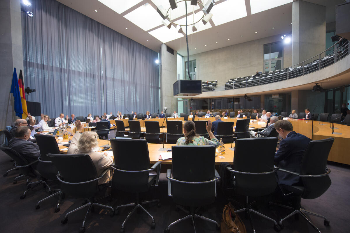 Sitzung des Bundeswahlauschusses im Deutschen Bundestag unter Leitung des Bundeswahlleiter Dr. Georg Thiel. Sitzung des Bundeswahlauschusses im Deutschen Bundestag unter Leitung des Bundeswahlleiter Dr. Georg Thiel.