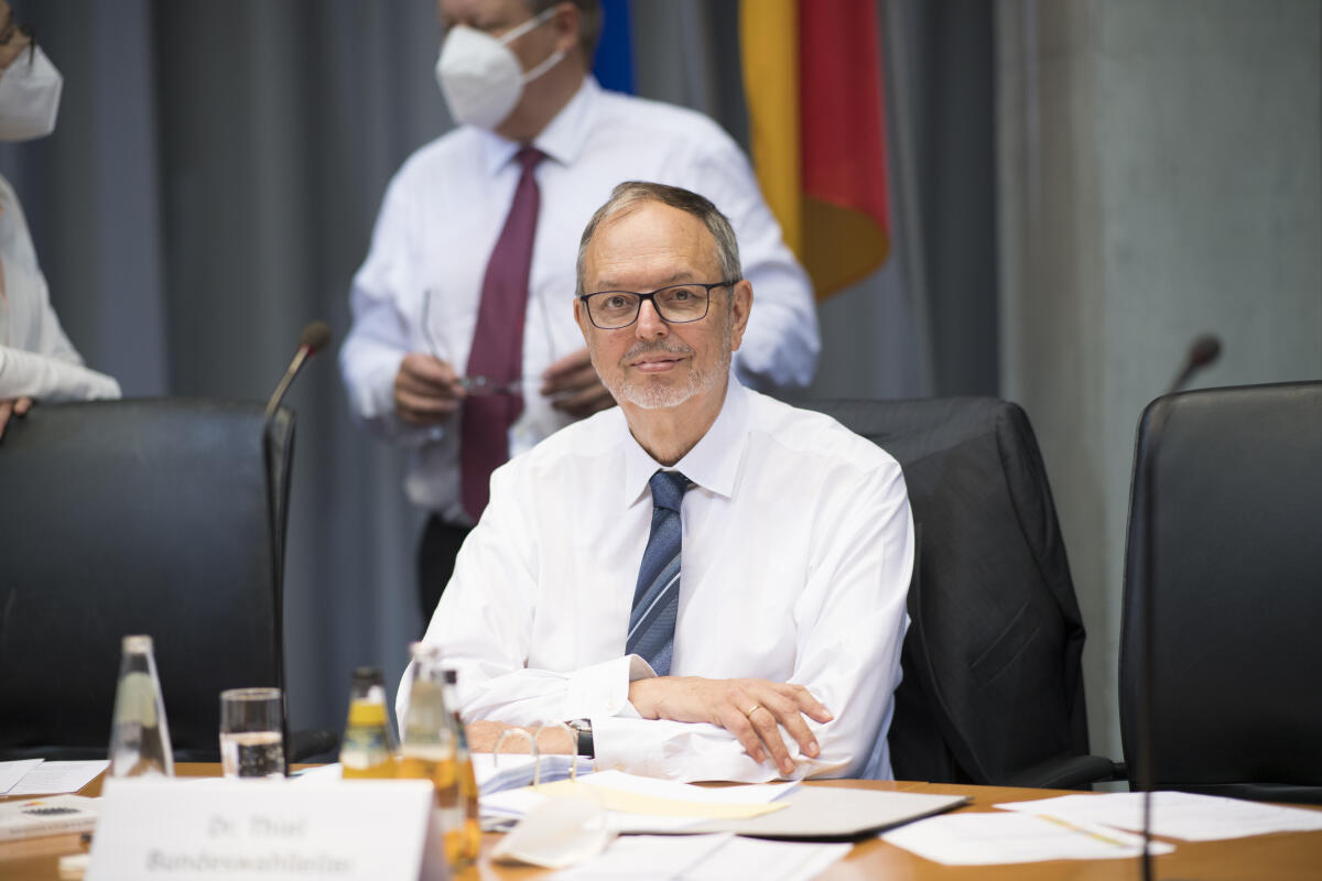 Bundeswahlleiter Dr. Georg Thiel eröffnet die Sitzung des Bundeswahlauschusses im Deutschen Bundestag. Thiel, Georg Bundeswahlleiter Dr. Georg Thiel eröffnet die Sitzung des Bundeswahlauschusses im Deutschen Bundestag.
