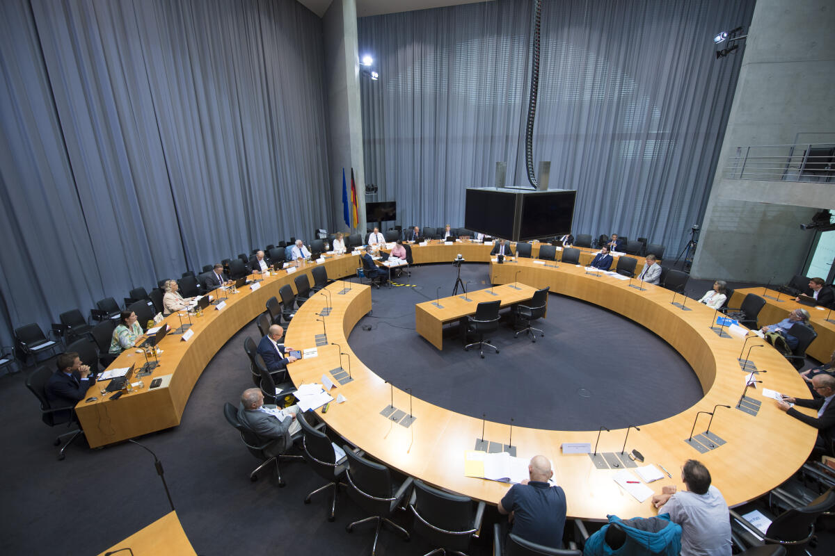 Sitzung des Bundeswahlauschusses im Deutschen Bundestag unter Leitung des Bundeswahlleiter Dr. Georg Thiel. Sitzung des Bundeswahlauschusses im Deutschen Bundestag unter Leitung des Bundeswahlleiter Dr. Georg Thiel.