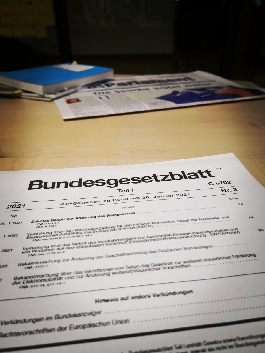 Ein gedrucktes Bundesgesetzblatt liegt auf dem Schreibtisch. Im Hintergrund kann man eine Ausgabe von Das Parlament erkennen. Ein gedrucktes Bundesgesetzblatt liegt auf dem Schreibtisch. Im Hintergrund kann man eine Ausgabe von Das Parlament erkennen.