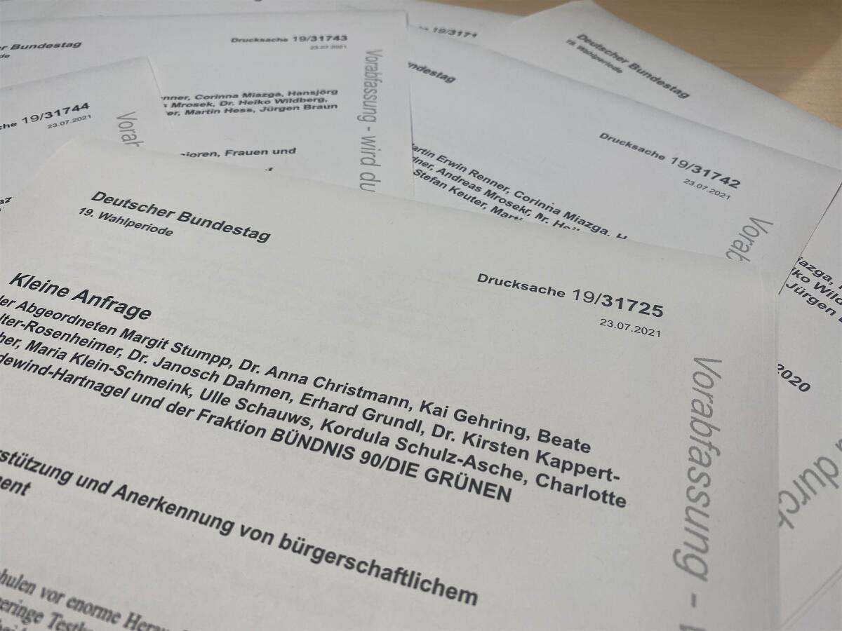 Auf einem Schreibtisch befinden sich in ungeordneter Reihenfolge ausgedruckte Drucksachen Auf einem Schreibtisch befinden sich in ungeordneter Reihenfolge ausgedruckte Drucksachen