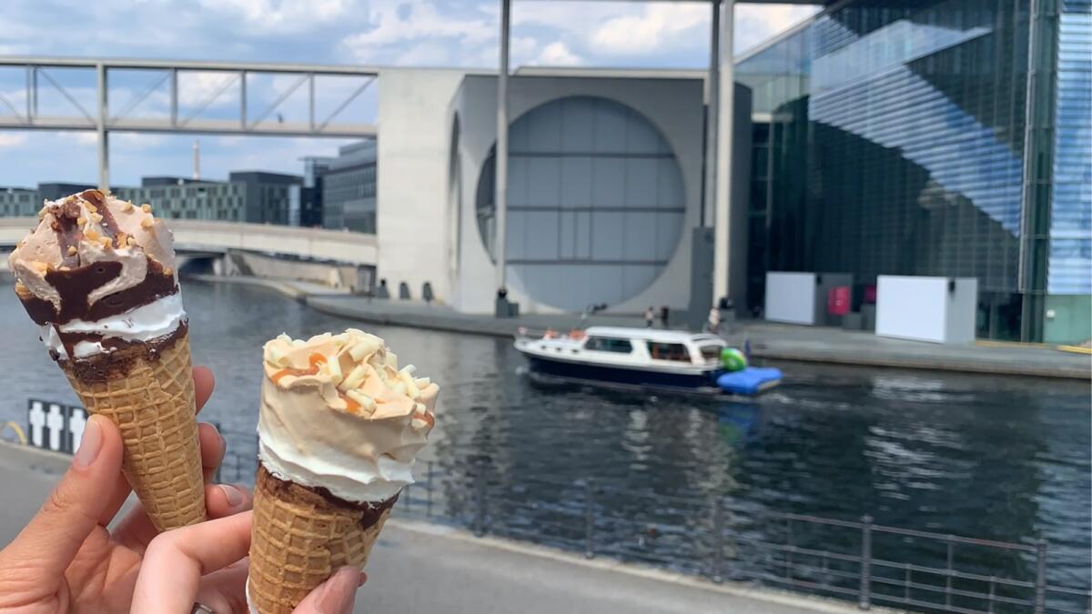 Das Genießen eines leckeren Eises während der Sommerpause mit Blick auf die Spree und das Marie-Elisabeth-Lüders-Haus Das Genießen eines leckeren Eises während der Sommerpause mit Blick auf die Spree und das Marie-Elisabeth-Lüders-Haus