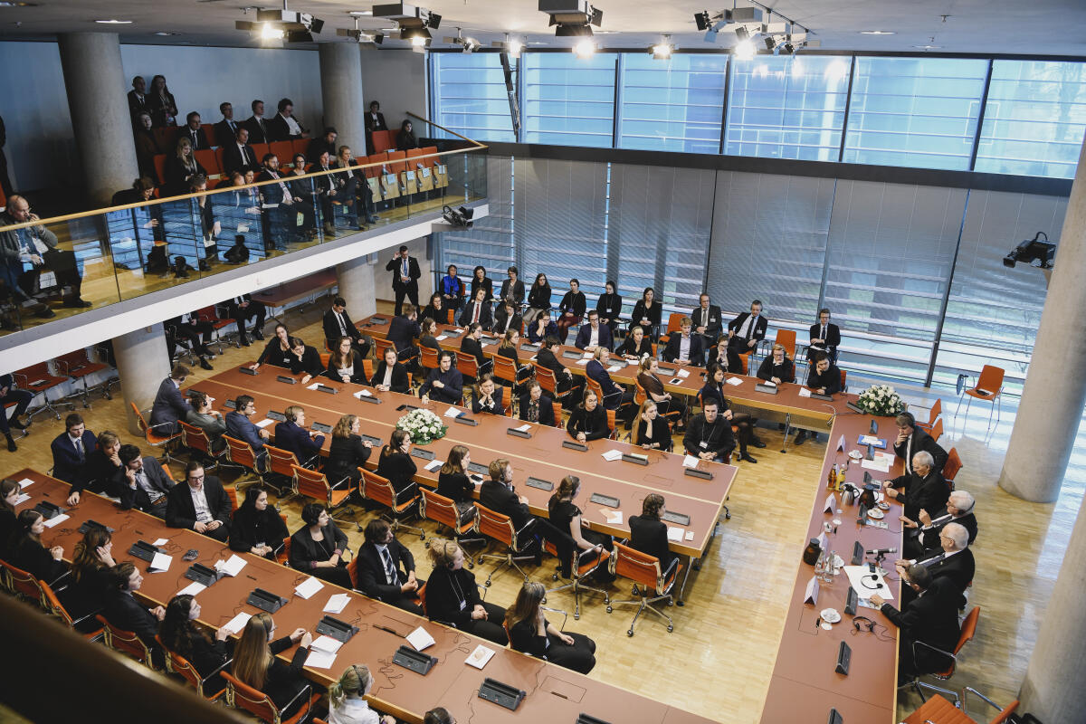 Teilnehmerinnen und Teilnehmer der Jugendbegegnung im Gespräch mit Bundestagspräsident Wolfgang Schäuble, CDU/CSU, MdB, (rechts, 2. von oben), Bundespräsident Frank-Walter Steinmeier, SPD, (rechts, Mitte), und dem Präsidenten des Staates Israel, S. E. Herrn Reuven Rivlin, (rechts, 2. von unten), im Rahmen des Tages des Gedenkens an die Opfer des Nationalsozialismus nach der Gedenkstunde im Deutschen Bundestag bei der Jugendbegegnung mit Jugendlichen aus Deutschland, Frankreich und Polen.; Seit dem Jahr 1997 lädt der Deutsche Bundestag aus Anlass des Gedenkens an die Opfer des Nationalsozialismus in jedem Jahr junge Menschen, die sich in der Gedenkstättenarbeit oder gegen Antisemitismus und Rassismus engagieren, zu einer internationalen Jugendbegegnung ein. Rivlin, Reuven; Schäuble, Wolfgang; Steinmeier, Frank-Walter Teilnehmerinnen und Teilnehmer der Jugendbegegnung im Gespräch mit Bundestagspräsident Wolfgang Schäuble, CDU/CSU, MdB, (rechts, 2. von oben), Bundespräsident Frank-Walter Steinmeier, SPD, (rechts, Mitte), und dem Präsidenten des Staates Israel, S. E. Herrn Reuven Rivlin, (rechts, 2. von unten), im Rahmen des Tages des Gedenkens an die Opfer des Nationalsozialismus nach der Gedenkstunde im Deutschen Bundestag bei der Jugendbegegnung mit Jugendlichen aus Deutschland, Frankreich und Polen.; Seit dem Jahr 1997 lädt der Deutsche Bundestag aus Anlass des Gedenkens an die Opfer des Nationalsozialismus in jedem Jahr junge Menschen, die sich in der Gedenkstättenarbeit oder gegen Antisemitismus und Rassismus engagieren, zu einer internationalen Jugendbegegnung ein.