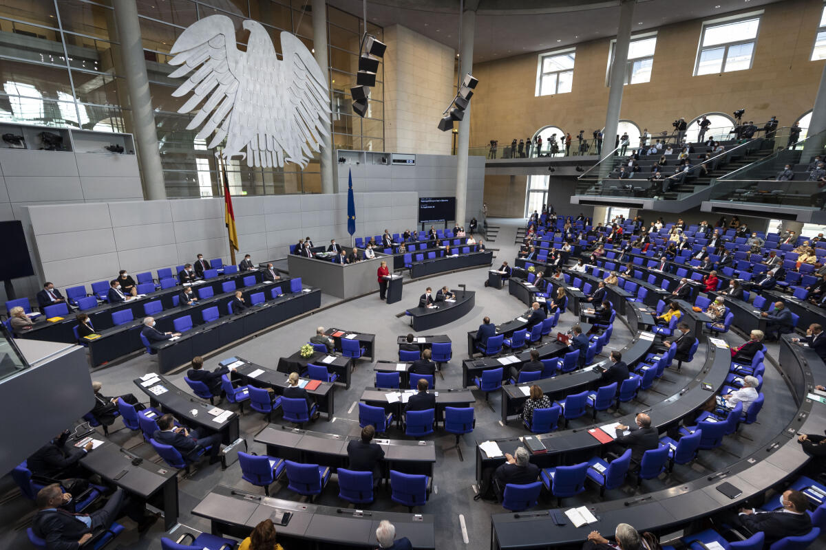 Bundeskanzlerin Dr. Angela Merkel, CDU/CSU, MdB, gibt eine Regierungserklärung bei der Sondersitzung zur Lage in Afghanistan zum Tagesordnungspunkt Bundeswehreinsatz zur Evakuierung aus Afghanistan am Rednerpult im Plenarsaal des Deutschen Bundestages im Reichstagsgebäude ab. Merkel, Angela Bundeskanzlerin Dr. Angela Merkel, CDU/CSU, MdB, gibt eine Regierungserklärung bei der Sondersitzung zur Lage in Afghanistan zum Tagesordnungspunkt Bundeswehreinsatz zur Evakuierung aus Afghanistan am Rednerpult im Plenarsaal des Deutschen Bundestages im Reichstagsgebäude ab.