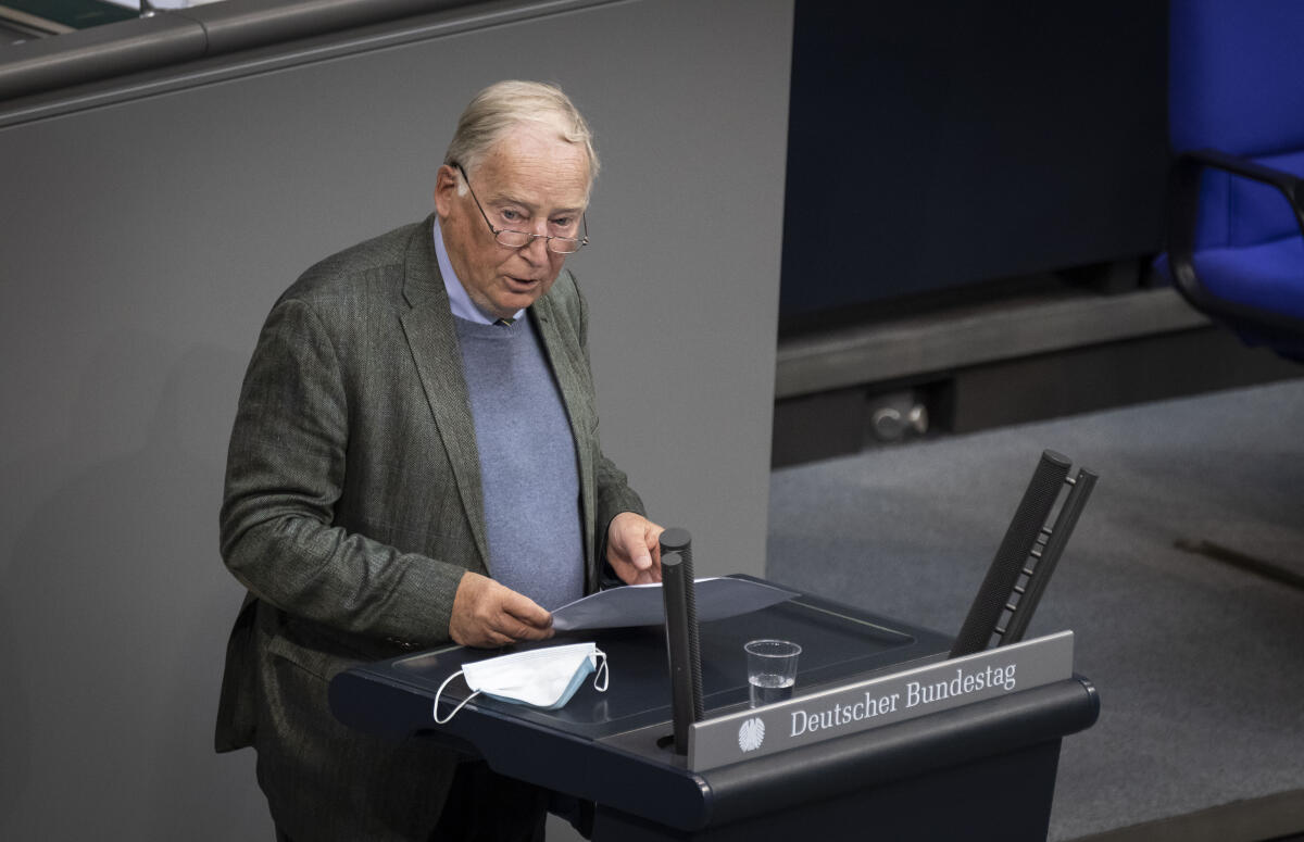 Fraktionsvorsitzender, Dr. Alexander Gauland, AfD, MdB, während seiner Rede bei der Sondersitzung des Deutschen Bundestages zu dem Tagesordnungspunkt 1 "Regierungserklärung der Bundeskanzlerin zur Lage in Afghanistan, Bundeswehreinsatz zur Evakuierung aus Afghanistan" am Rednerpult. Gauland, Alexander Fraktionsvorsitzender, Dr. Alexander Gauland, AfD, MdB, während seiner Rede bei der Sondersitzung des Deutschen Bundestages zu dem Tagesordnungspunkt 1 "Regierungserklärung der Bundeskanzlerin zur Lage in Afghanistan, Bundeswehreinsatz zur Evakuierung aus Afghanistan" am Rednerpult.