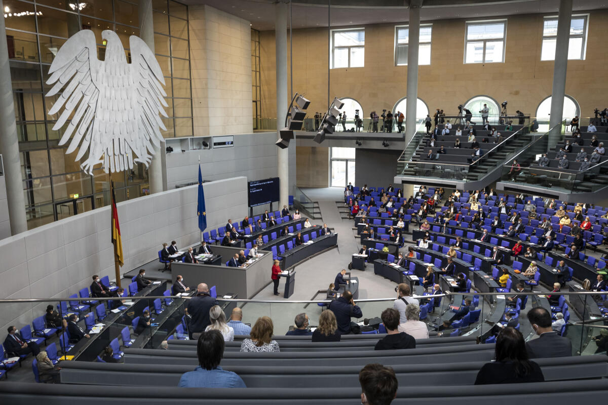 Bundeskanzlerin Dr. Angela Merkel, CDU/CSU, MdB, gibt eine Regierungserklärung bei der Sondersitzung zur Lage in Afghanistan zum Tagesordnungspunkt Bundeswehreinsatz zur Evakuierung aus Afghanistan am Rednerpult im Plenarsaal des Deutschen Bundestages im Reichstagsgebäude ab. Merkel, Angela Bundeskanzlerin Dr. Angela Merkel, CDU/CSU, MdB, gibt eine Regierungserklärung bei der Sondersitzung zur Lage in Afghanistan zum Tagesordnungspunkt Bundeswehreinsatz zur Evakuierung aus Afghanistan am Rednerpult im Plenarsaal des Deutschen Bundestages im Reichstagsgebäude ab.