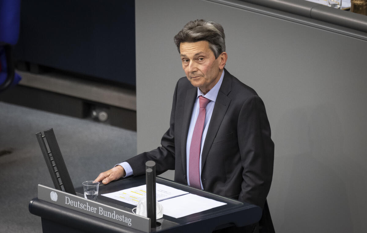 Vorsitzender der SPD-Fraktion, Dr. Rolf Mützenich, SPD, MdB, während seiner Rede bei der Sondersitzung des Deutschen Bundestages zu dem Tagesordnungspunkt 1 "Regierungserklärung der Bundeskanzlerin zur Lage in Afghanistan, Bundeswehreinsatz zur Evakuierung aus Afghanistan" am Rednerpult. Mützenich, Rolf Vorsitzender der SPD-Fraktion, Dr. Rolf Mützenich, SPD, MdB, während seiner Rede bei der Sondersitzung des Deutschen Bundestages zu dem Tagesordnungspunkt 1 "Regierungserklärung der Bundeskanzlerin zur Lage in Afghanistan, Bundeswehreinsatz zur Evakuierung aus Afghanistan" am Rednerpult.