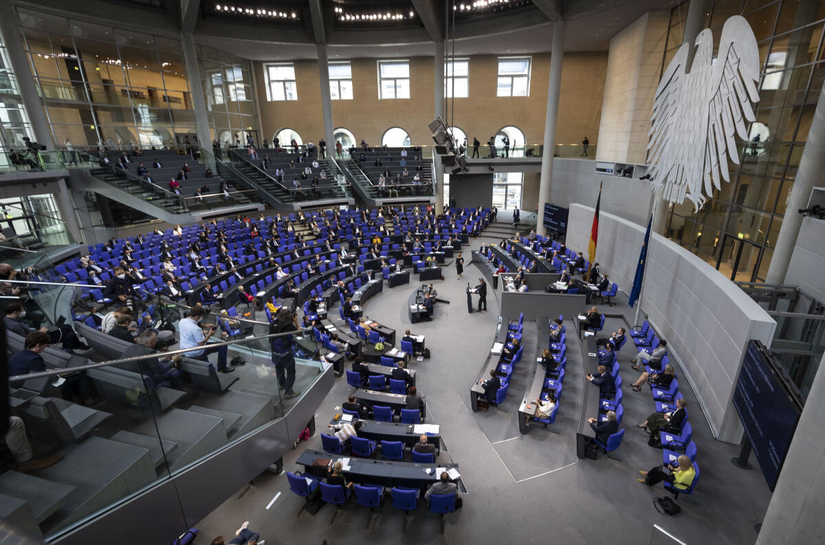 Aufnahme bei der Sondersitzung des Deutschen Bundestages mit Blick in den Plenarsaal während der Debatte. Aufnahme bei der Sondersitzung des Deutschen Bundestages mit Blick in den Plenarsaal während der Debatte.