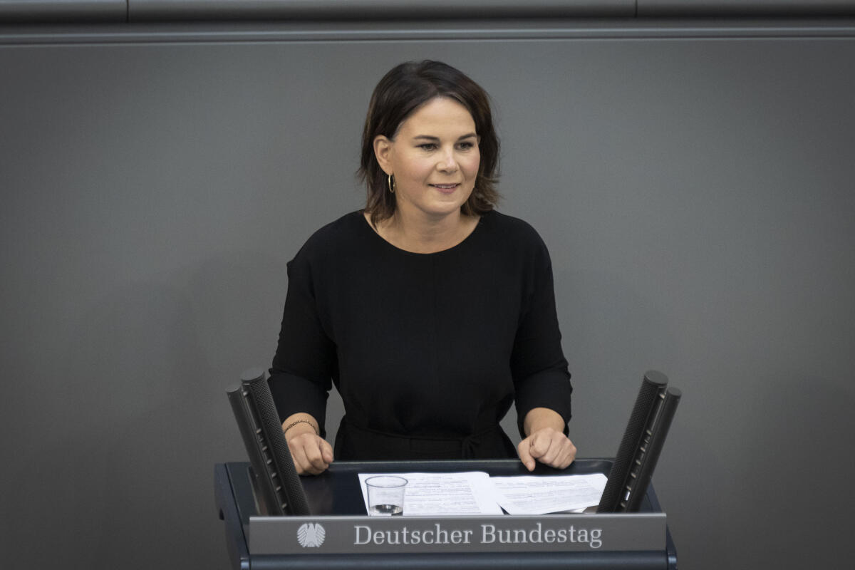 Annalena Baerbock, Bündnis 90/Die Grünen, MdB, während ihrer Rede bei der Sondersitzung des Deutschen Bundestages zu dem Tagesordnungspunkt 1 "Regierungserklärung der Bundeskanzlerin zur Lage in Afghanistan, Bundeswehreinsatz zur Evakuierung aus Afghanistan" am Rednerpult. Baerbock, Annalena Annalena Baerbock, Bündnis 90/Die Grünen, MdB, während ihrer Rede bei der Sondersitzung des Deutschen Bundestages zu dem Tagesordnungspunkt 1 "Regierungserklärung der Bundeskanzlerin zur Lage in Afghanistan, Bundeswehreinsatz zur Evakuierung aus Afghanistan" am Rednerpult.