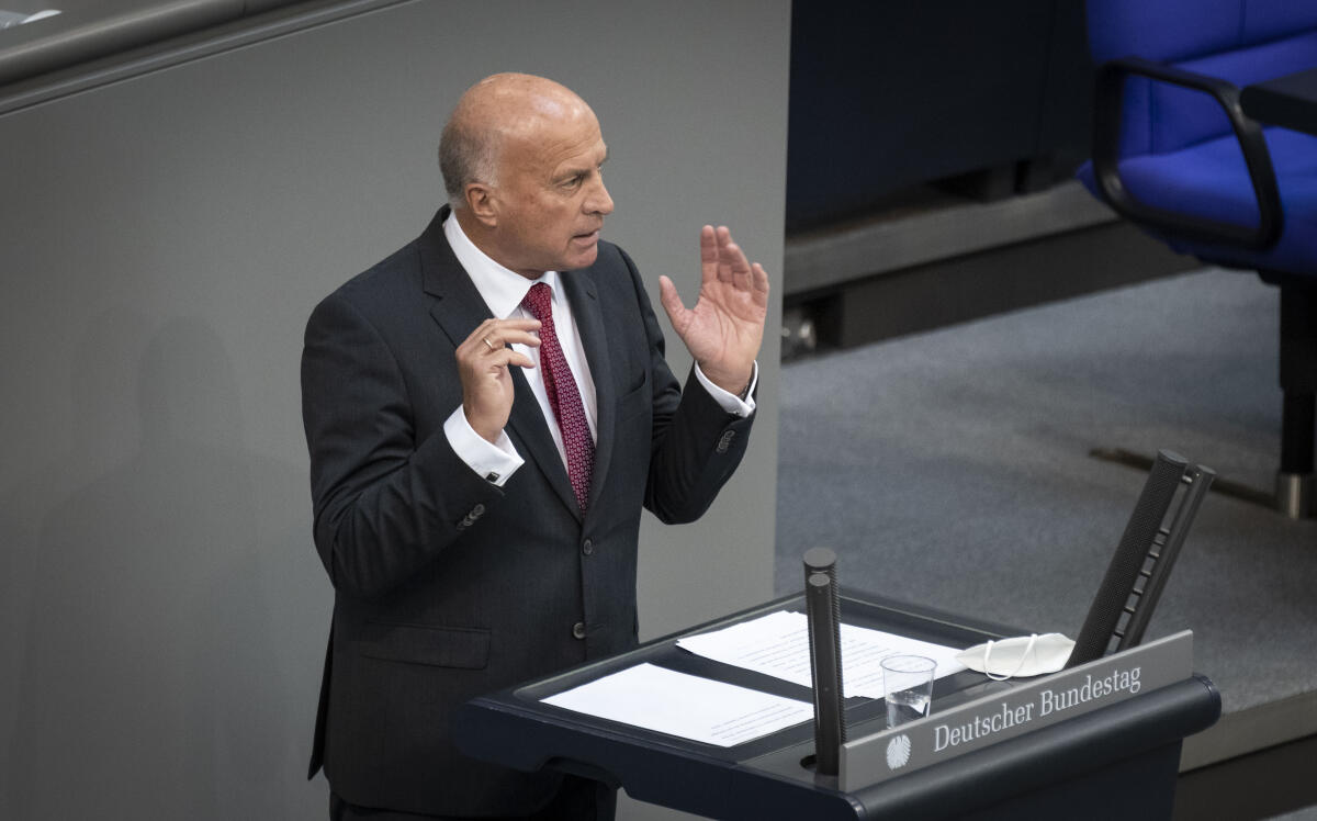 Rüdiger Lucassen, AfD, MdB, während seiner Rede bei der Sondersitzung des Deutschen Bundestages zu dem Tagesordnungspunkt 1 "Regierungserklärung der Bundeskanzlerin zur Lage in Afghanistan, Bundeswehreinsatz zur Evakuierung aus Afghanistan" am Rednerpult. Lucassen, Rüdiger Rüdiger Lucassen, AfD, MdB, während seiner Rede bei der Sondersitzung des Deutschen Bundestages zu dem Tagesordnungspunkt 1 "Regierungserklärung der Bundeskanzlerin zur Lage in Afghanistan, Bundeswehreinsatz zur Evakuierung aus Afghanistan" am Rednerpult.
