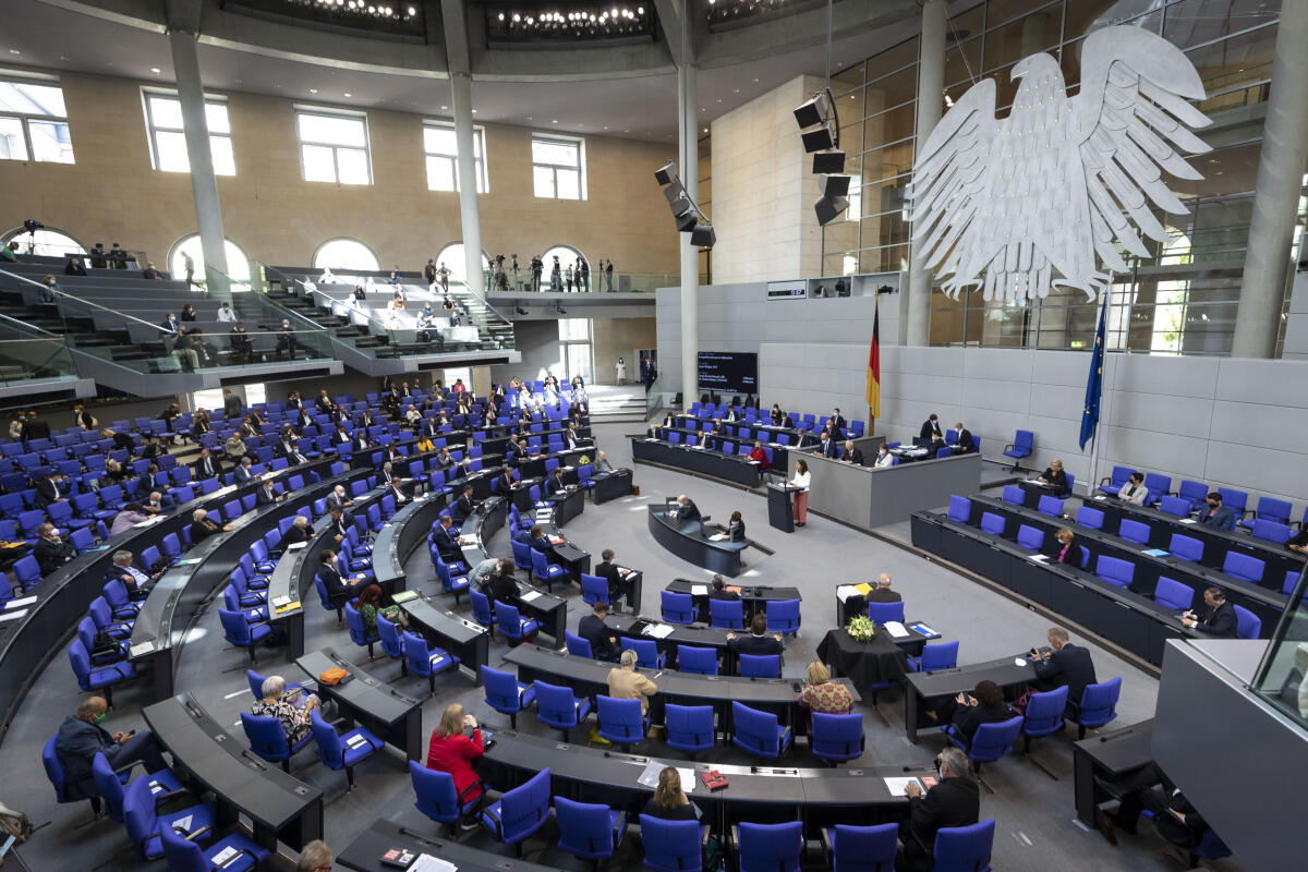 Aufnahme bei der Sondersitzung des Deutschen Bundestages mit Blick in den Plenarsaal während der Debatte. Aufnahme bei der Sondersitzung des Deutschen Bundestages mit Blick in den Plenarsaal während der Debatte.