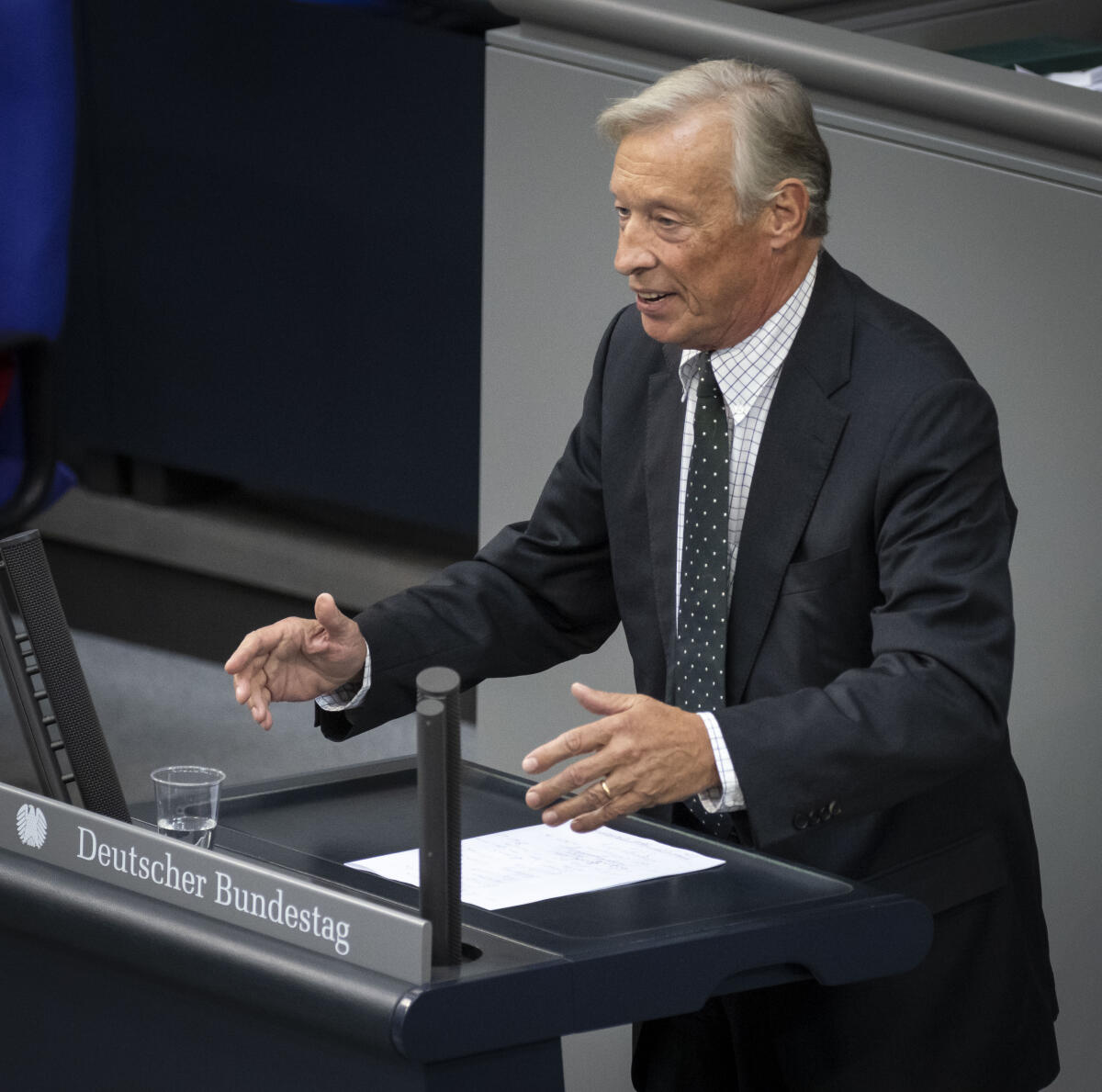 Armin-Paulus Hampel, AfD, MdB, während seiner Rede bei der Sondersitzung des Deutschen Bundestages zu dem Tagesordnungspunkt 1 "Regierungserklärung der Bundeskanzlerin zur Lage in Afghanistan, Bundeswehreinsatz zur Evakuierung aus Afghanistan" am Rednerpult. Hampel, Armin-Paulus Armin-Paulus Hampel, AfD, MdB, während seiner Rede bei der Sondersitzung des Deutschen Bundestages zu dem Tagesordnungspunkt 1 "Regierungserklärung der Bundeskanzlerin zur Lage in Afghanistan, Bundeswehreinsatz zur Evakuierung aus Afghanistan" am Rednerpult.