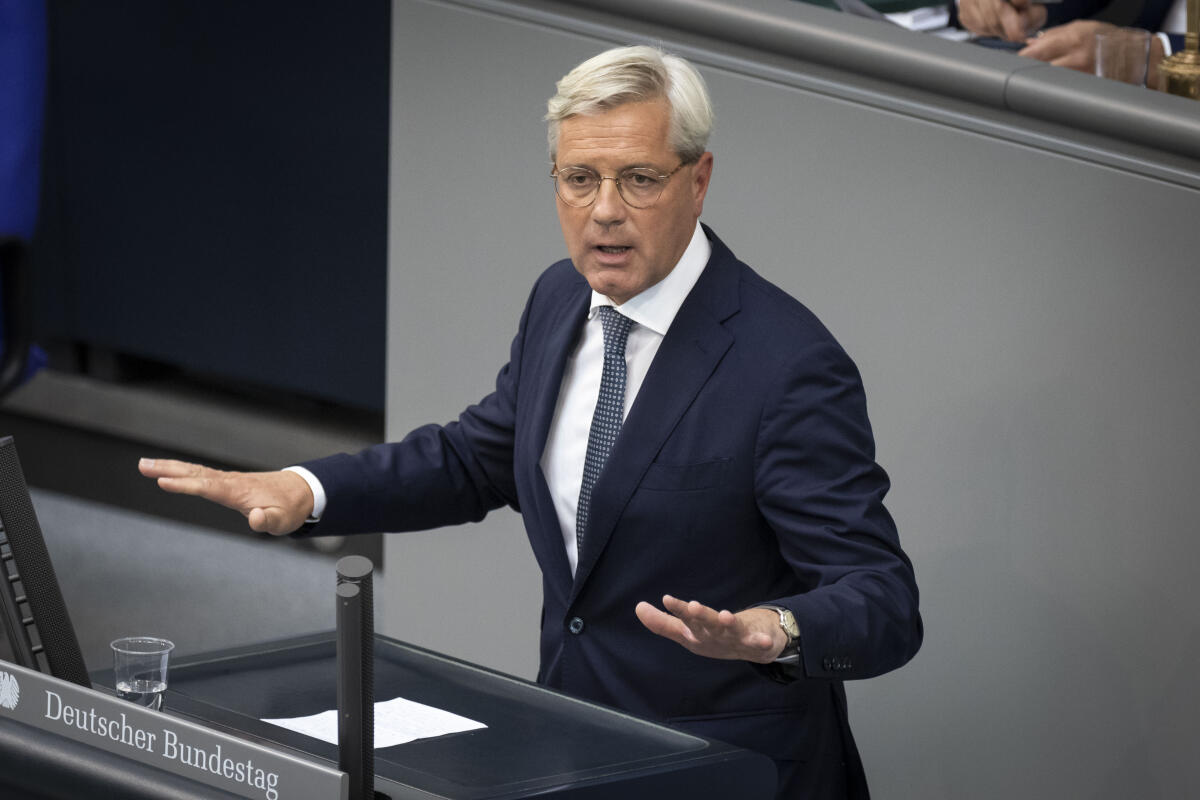 Dr. Norbert Röttgen, CDU/CSU, MdB, während seiner Rede bei der Sondersitzung des Deutschen Bundestages zu dem Tagesordnungspunkt 1 "Regierungserklärung der Bundeskanzlerin zur Lage in Afghanistan, Bundeswehreinsatz zur Evakuierung aus Afghanistan" am Rednerpult. Röttgen, Norbert Dr. Norbert Röttgen, CDU/CSU, MdB, während seiner Rede bei der Sondersitzung des Deutschen Bundestages zu dem Tagesordnungspunkt 1 "Regierungserklärung der Bundeskanzlerin zur Lage in Afghanistan, Bundeswehreinsatz zur Evakuierung aus Afghanistan" am Rednerpult.