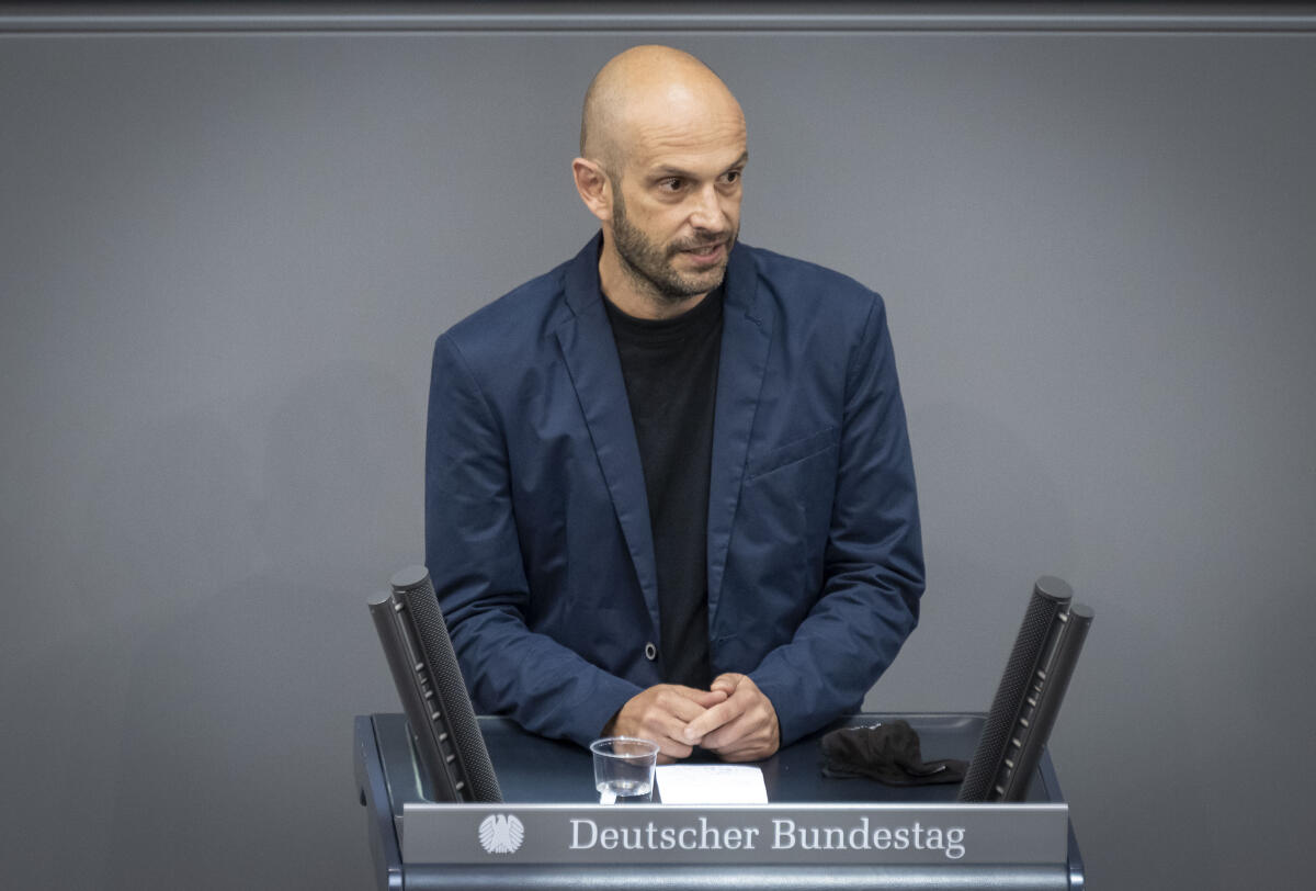Marco Bülow, fraktionslos, MdB, während seiner Rede bei der Sondersitzung des Deutschen Bundestages zu dem Tagesordnungspunkt 1 "Regierungserklärung der Bundeskanzlerin zur Lage in Afghanistan, Bundeswehreinsatz zur Evakuierung aus Afghanistan" am Rednerpult. Bülow, Marco Marco Bülow, fraktionslos, MdB, während seiner Rede bei der Sondersitzung des Deutschen Bundestages zu dem Tagesordnungspunkt 1 "Regierungserklärung der Bundeskanzlerin zur Lage in Afghanistan, Bundeswehreinsatz zur Evakuierung aus Afghanistan" am Rednerpult.