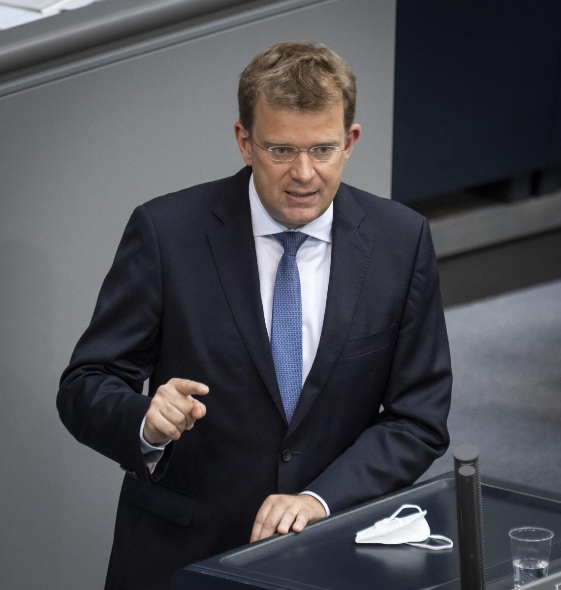 Dr. Reinhard Brandl, CSU/CDU, MdB, während seiner Rede bei der Sondersitzung des Deutschen Bundestages zu dem Tagesordnungspunkt 1 "Regierungserklärung der Bundeskanzlerin zur Lage in Afghanistan, Bundeswehreinsatz zur Evakuierung aus Afghanistan" am Rednerpult. Brandl, Reinhard Dr. Reinhard Brandl, CSU/CDU, MdB, während seiner Rede bei der Sondersitzung des Deutschen Bundestages zu dem Tagesordnungspunkt 1 "Regierungserklärung der Bundeskanzlerin zur Lage in Afghanistan, Bundeswehreinsatz zur Evakuierung aus Afghanistan" am Rednerpult.