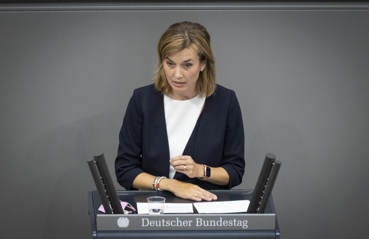 Siemtje Möller, SPD, MdB, während ihrer Rede bei der Sondersitzung des Deutschen Bundestages zu dem Tagesordnungspunkt 1 "Regierungserklärung der Bundestagskanzlerin zur Lage in Afghanistan, Bundeswehreinsatz zur Evakuierung aus Afghanistan" am Rednerpult. Möller, Siemtje Siemtje Möller, SPD, MdB, während ihrer Rede bei der Sondersitzung des Deutschen Bundestages zu dem Tagesordnungspunkt 1 "Regierungserklärung der Bundestagskanzlerin zur Lage in Afghanistan, Bundeswehreinsatz zur Evakuierung aus Afghanistan" am Rednerpult.