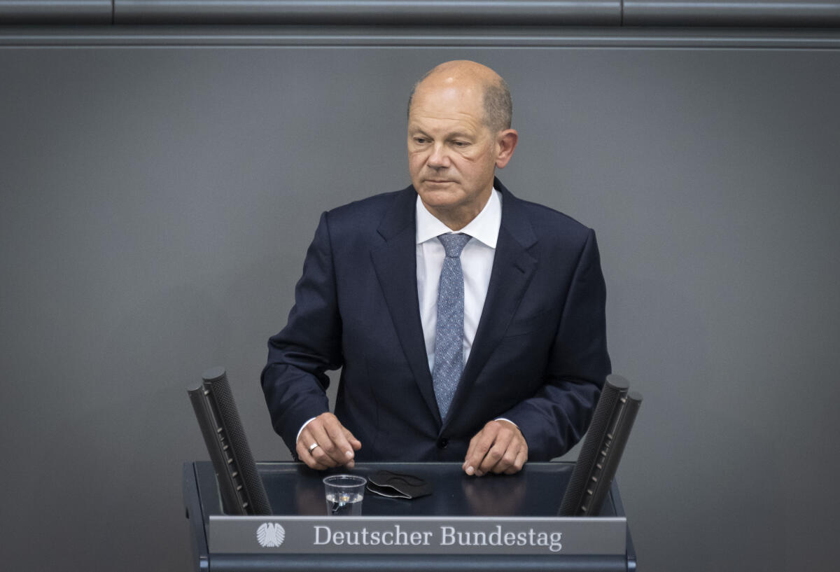 Scholz, Olaf Bundesfinanzminister Olaf Scholz, SPD, MdB, während seiner Rede bei der Sondersitzung des Deutschen Bundestages zu dem Tagesordnungspunkt 2 "Sondervermögen "Aufbauhilfe 2021"" am Rednerpult.