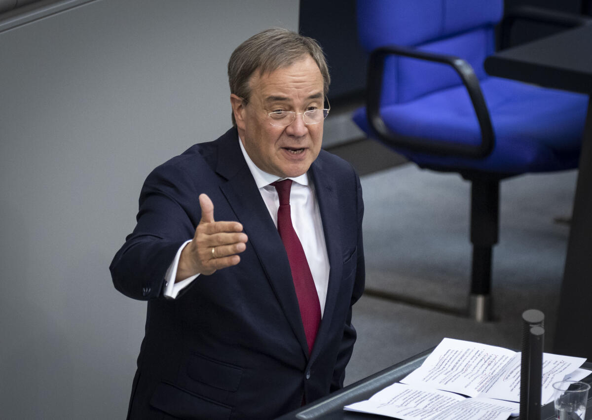 Ministerpräsident von Nordrhein-Westfalen, Armin Laschet, CDU/CSU, während seiner Rede bei der Sondersitzung des Deutschen Bundestages zu dem Tagesordnungspunkt 2 "Sondervermögen Aufbauhilfe 2021" am Redepult im Plenarsaal. Laschet, Armin Ministerpräsident von Nordrhein-Westfalen, Armin Laschet, CDU/CSU, während seiner Rede bei der Sondersitzung des Deutschen Bundestages zu dem Tagesordnungspunkt 2 "Sondervermögen Aufbauhilfe 2021" am Redepult im Plenarsaal.