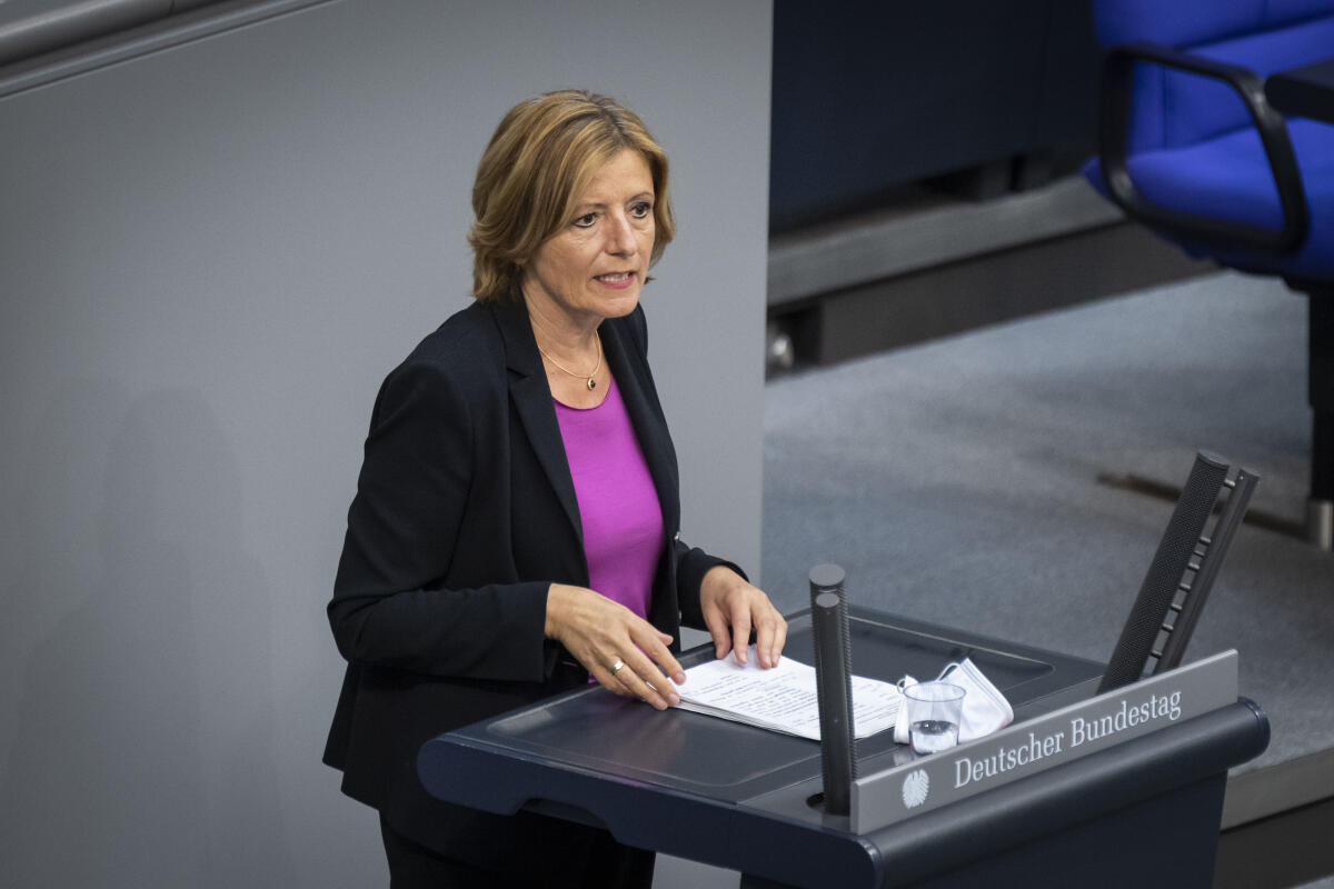 Ministerpräsidentin von Rheinland-Pfalz, Malu Dreyer, SPD, Mitglied des Bundesrates, während ihrer Rede bei der Sondersitzung des Deutschen Bundestages zu dem Tagesordnungspunkt 2 "Sondervermögen Ausbauhilfe 2021" am Redepult im Plenarsaal. Dreyer, Malu Ministerpräsidentin von Rheinland-Pfalz, Malu Dreyer, SPD, Mitglied des Bundesrates, während ihrer Rede bei der Sondersitzung des Deutschen Bundestages zu dem Tagesordnungspunkt 2 "Sondervermögen Ausbauhilfe 2021" am Redepult im Plenarsaal.